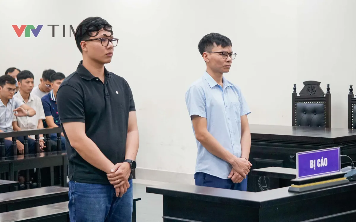 Bị cáo Đỗ Tuấn Anh (phải) và Lê Quang Hưng  (trái) tại toà. (ảnh: Phùng Anh)