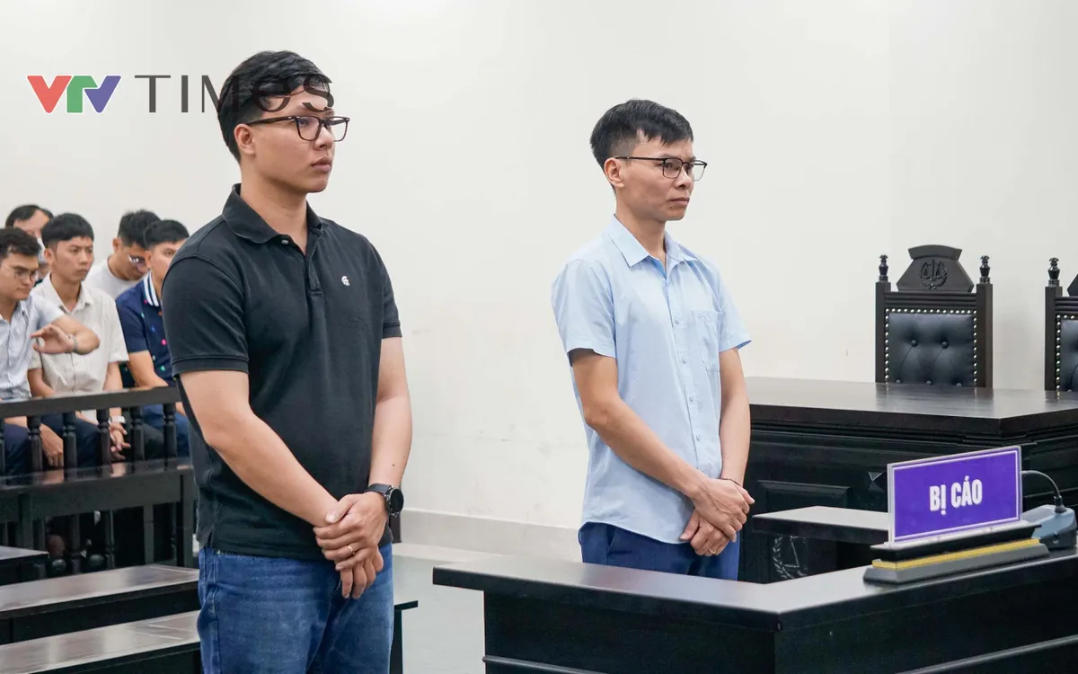 Bị cáo Đỗ Tuấn Anh (phải) và Lê Quang Hưng (trái) tại toà. (ảnh: Phùng Anh)