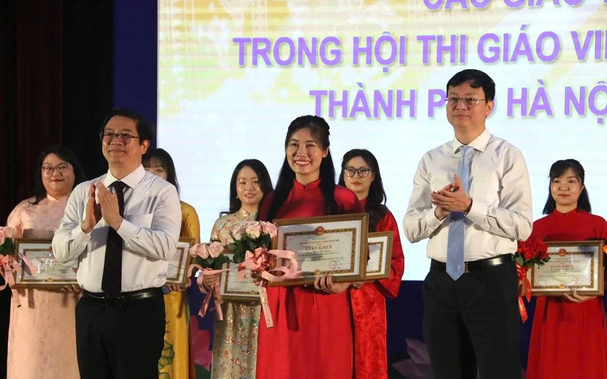 Giám đốc Sở Giáo dục và Đào tạo Hà Nội Nguyễn Văn Hiền khen thưởng giáo viên tiểu học dạy giỏi. Ảnh: Hà Nội Mới