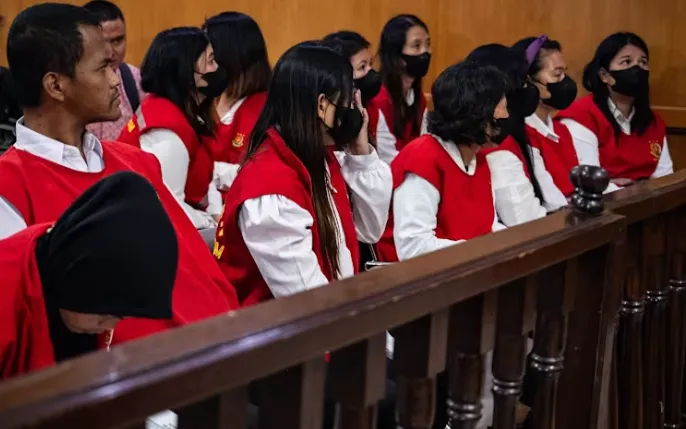 Các thành viên của băng nhóm buôn bán trẻ sơ sinh tại Tòa án Quận Bandung, Tây Java, Indonesia, ngày 7/4/2026 (Ảnh: CNA)