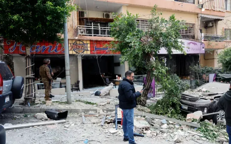 Tòa nhà căn hộ bị hư hại sau cuộc không kích của Israel tại khu Raouche, Beirut, Lebanon, ngày 8/4/2026 (Ảnh: EPA)