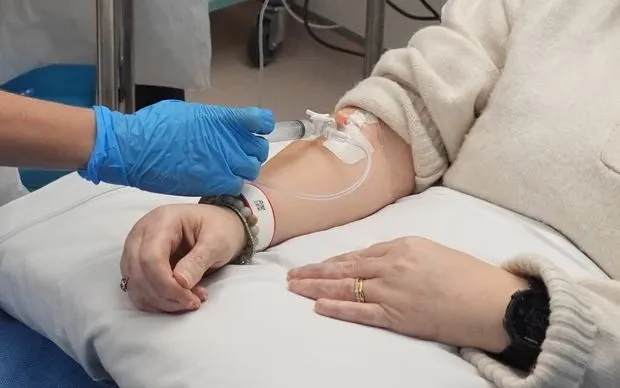 Một bệnh nhân đang được điều trị bằng liệu pháp CAR-T, phương pháp đã tạo bước tiến lớn trong điều trị một số bệnh ung thư. (Ảnh: PA)