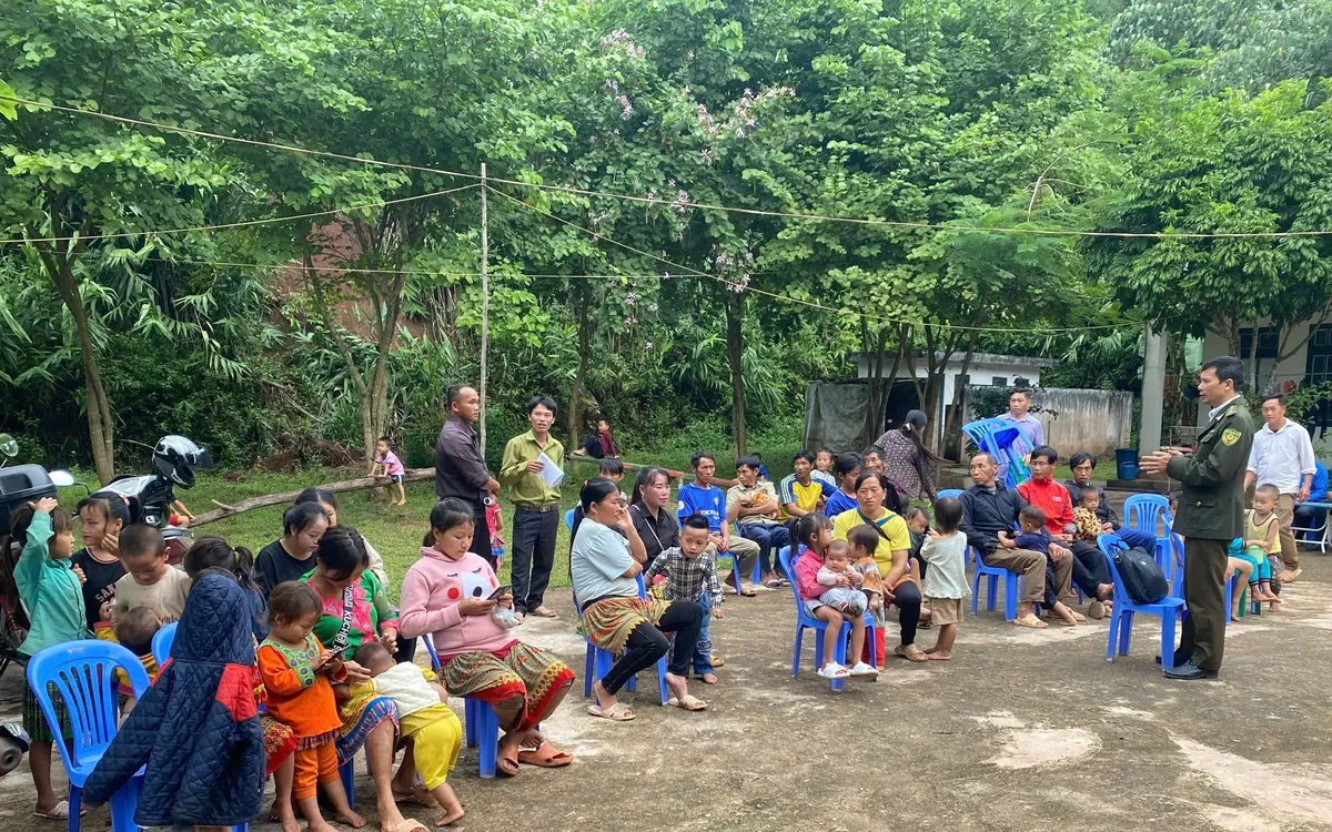 Cán bộ kiểm lâm tuyên truyền, vận động người dân nâng cao ý thức, trách nhiệm trong công tác quản lý, bảo vệ rừng và PCCCR mùa hanh khô.