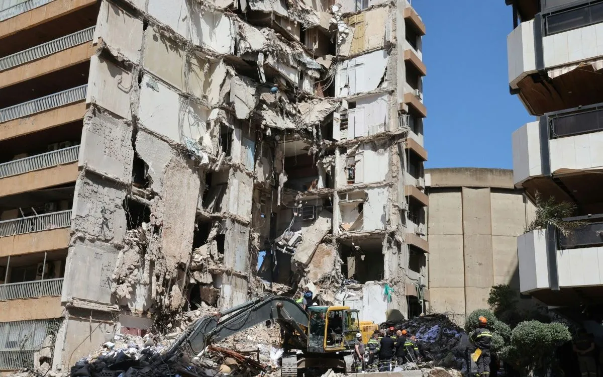 Lực lượng cứu hộ Lebanon dọn đống đổ nát sau cuộc không kích của Israel tại Beirut ngày 9/4/2026. (Ảnh: AFP)