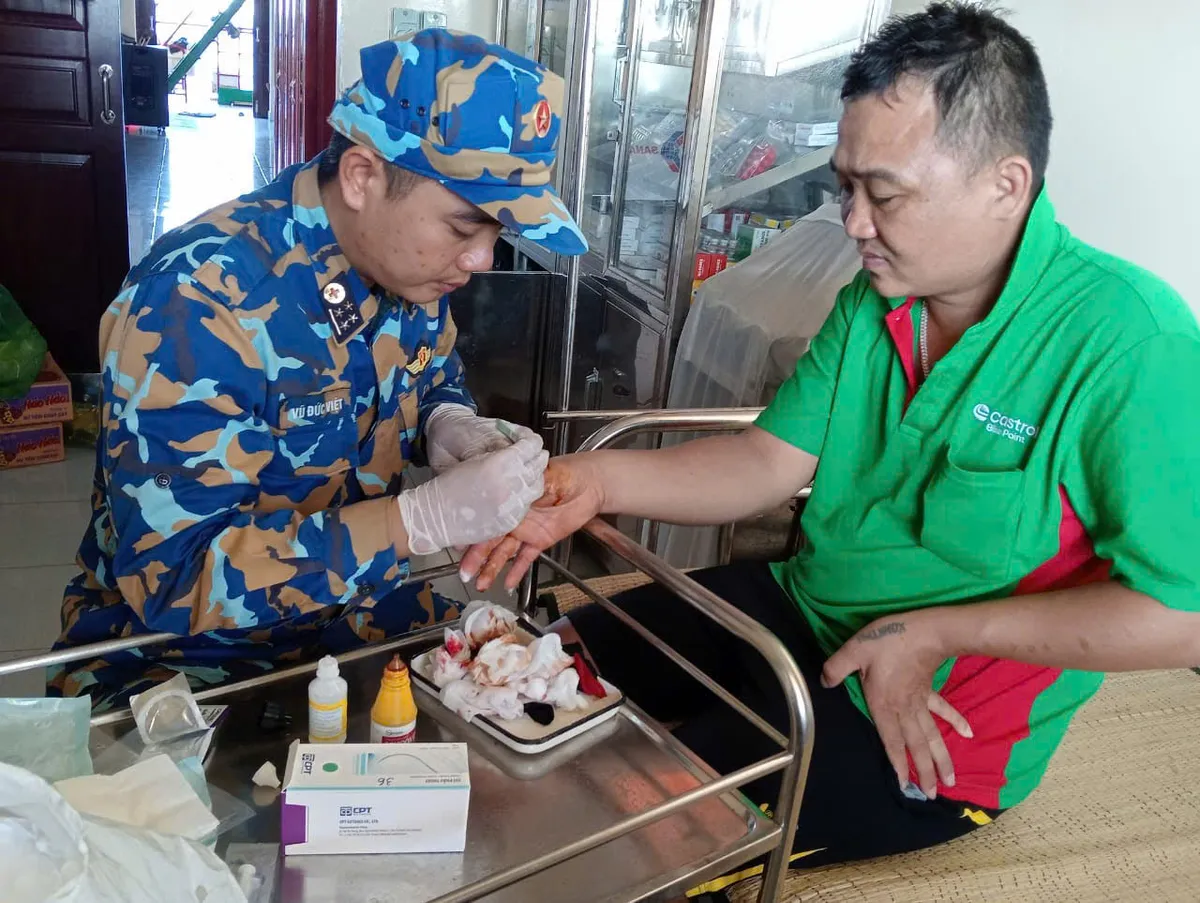 Nh&agrave; gi&agrave;n DK1/7 kịp thời cấp cứu ngư d&acirc;n bị c&aacute; ch&igrave;nh cắn tr&ecirc;n biển - Ảnh 1.