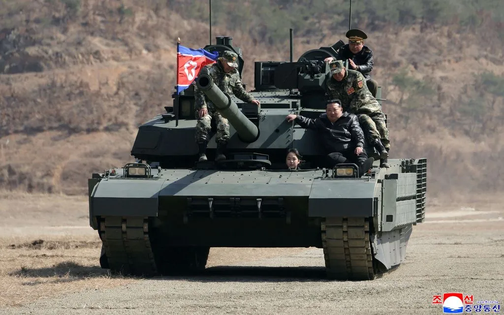 Nhà lãnh đạo Kim Jong Un cùng con gái Kim Ju Ae tại căn cứ huấn luyện quân sự Triều Tiên ngày 19/3/2026 (Ảnh: KCNA/AP)