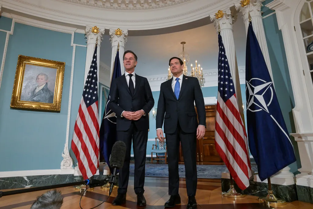 Tổng thống Trump gặp Tổng Thư k&yacute; NATO giữa lo ngại Mỹ r&uacute;t khỏi li&ecirc;n minh- Ảnh 1.