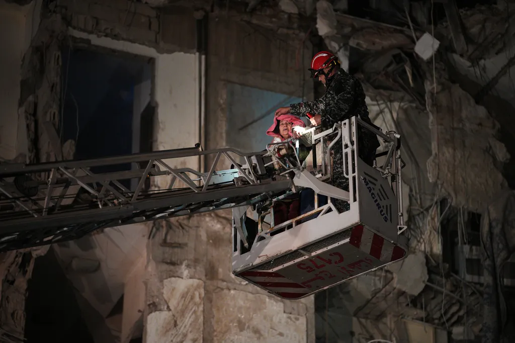 Israel tấn công lớn chưa từng có vào Lebanon, ít nhất 254 người thiệt mạng- Ảnh 7. Israel tấn công lớn chưa từng có vào Lebanon, ít nhất 254 người thiệt mạng- Ảnh 7.