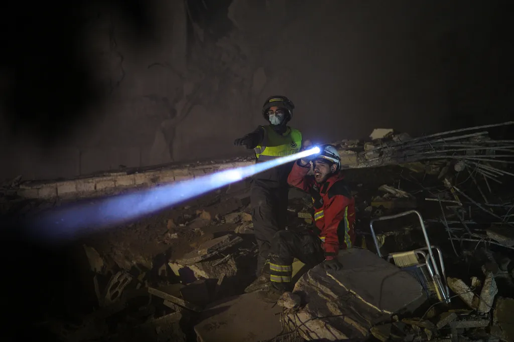 Israel tấn công lớn chưa từng có vào Lebanon, ít nhất 254 người thiệt mạng- Ảnh 8. Israel tấn công lớn chưa từng có vào Lebanon, ít nhất 254 người thiệt mạng- Ảnh 8.