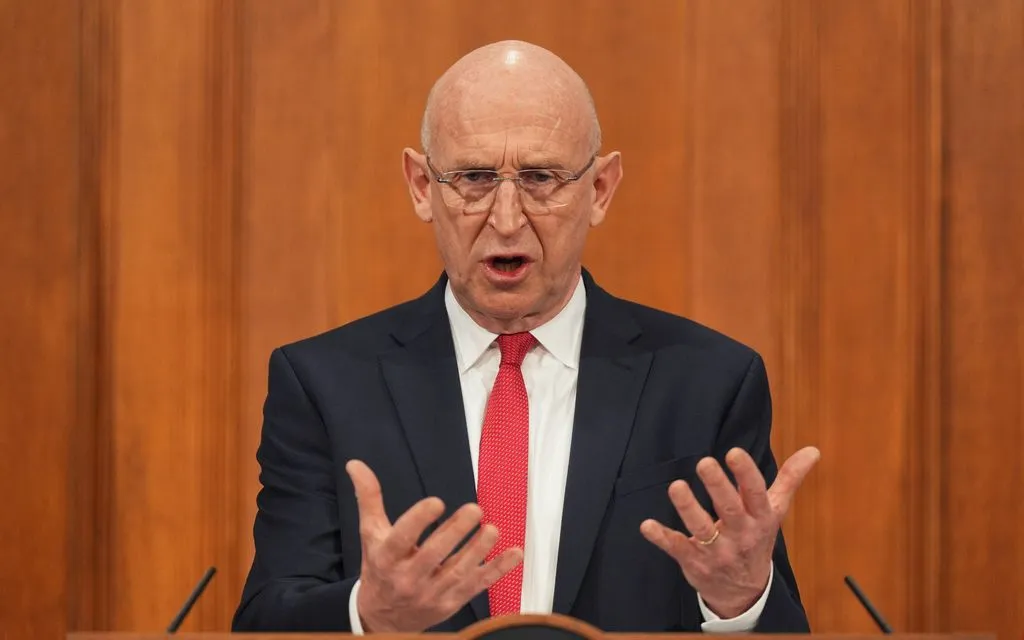 Bộ trưởng Quốc phòng Anh John Healey phát biểu về hoạt động quân sự gần đây tại London, ngày 9/4/2026. (Ảnh: AP)