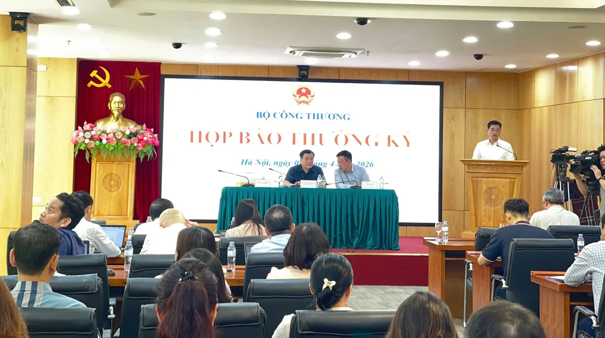 Bộ Công Thương nêu lý do vì sao điều hành giá xăng dầu vào nửa đêm?- Ảnh 1. Bộ Công Thương nêu lý do vì sao điều hành giá xăng dầu vào nửa đêm?- Ảnh 1.