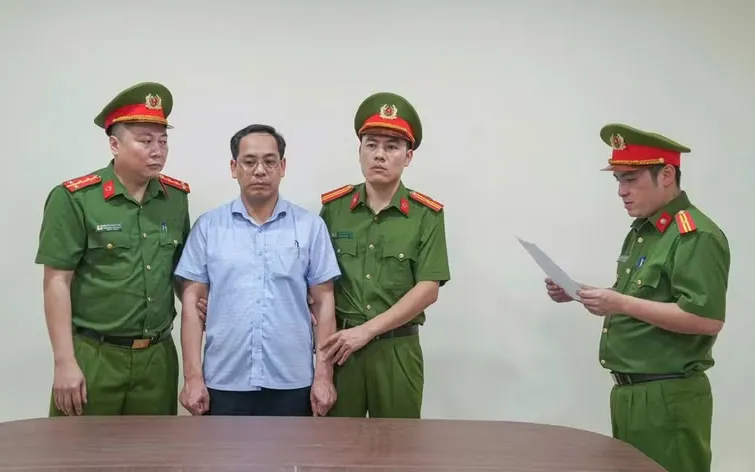 Hiệu trưởng Trường phổ thông dân tộc nội trú Trung học cơ sở và Trung học phổ thông Yên Lập Trần Thu Đông bị bắt tạm giam.