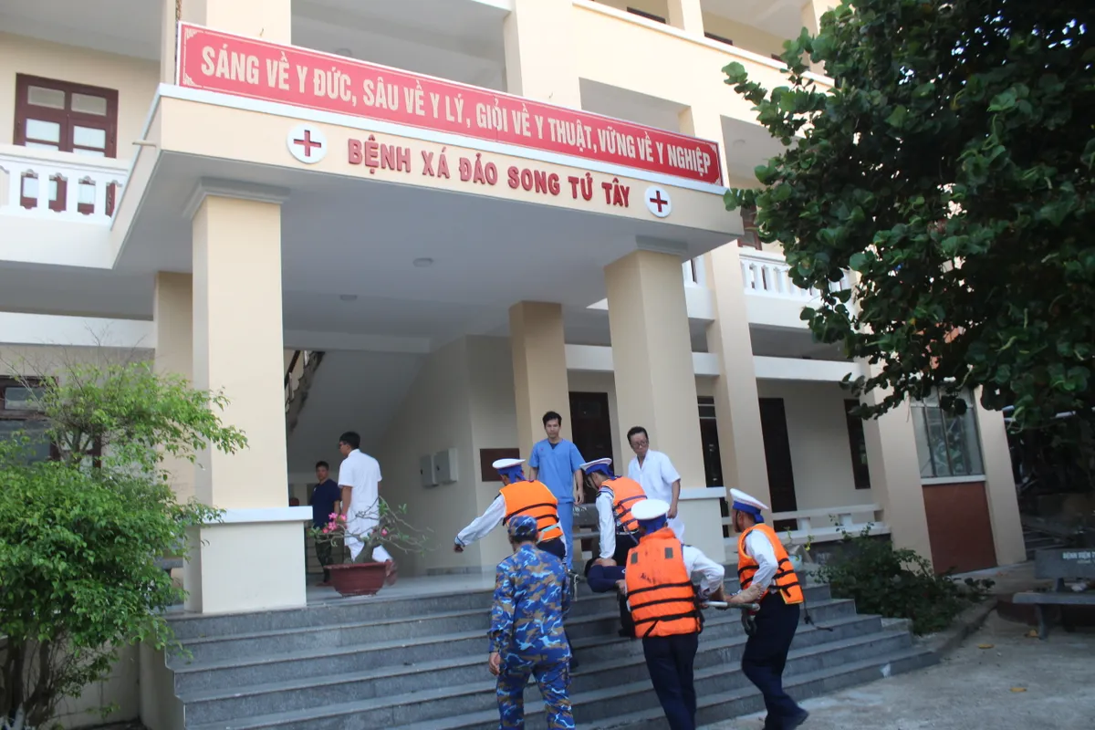 Cấp cứu kịp thời ngư d&acirc;n nghi đột quỵ n&atilde;o tr&ecirc;n v&ugrave;ng biển Trường Sa - Ảnh 1.