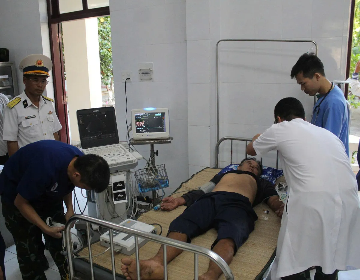 Cấp cứu kịp thời ngư d&acirc;n nghi đột quỵ n&atilde;o tr&ecirc;n v&ugrave;ng biển Trường Sa - Ảnh 2.