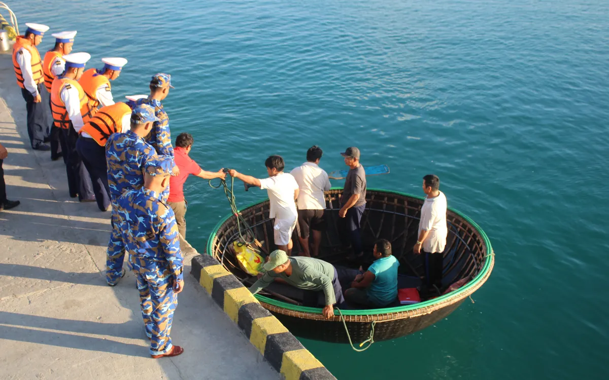 Cán bộ, chiến sĩ Đảo Song Tử Tây tiếp nhận bệnh nhân.