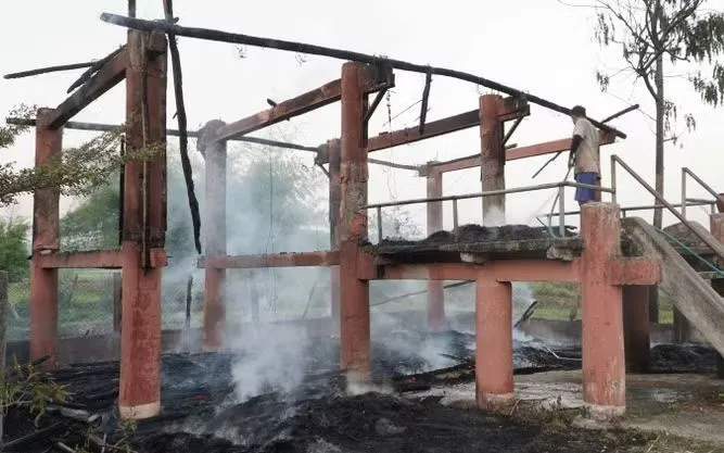 Vụ hỏa hoạn xảy ra chiều 7/4 đã thiêu rụi nhà rông thôn Đăk Tiêng Klah, xã Đăk Hà (Quảng Ngãi). Ảnh: TTXVN