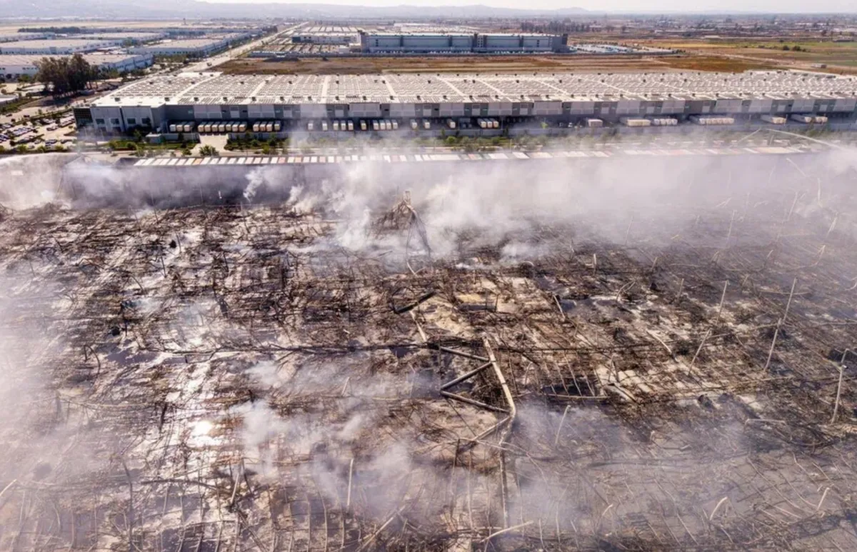 Hỏa hoạn thi&ecirc;u rụi kho giấy vệ sinh phục vụ 50 triệu người tại California - Ảnh 2.