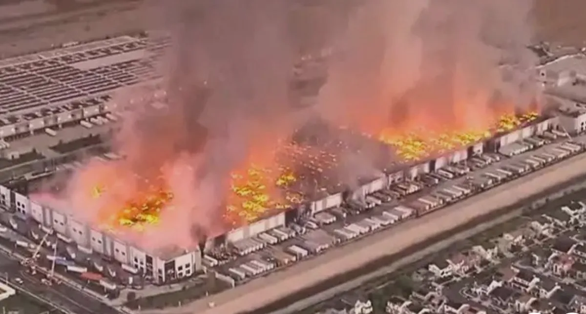 Hỏa hoạn thi&ecirc;u rụi kho giấy vệ sinh phục vụ 50 triệu người tại California - Ảnh 1.