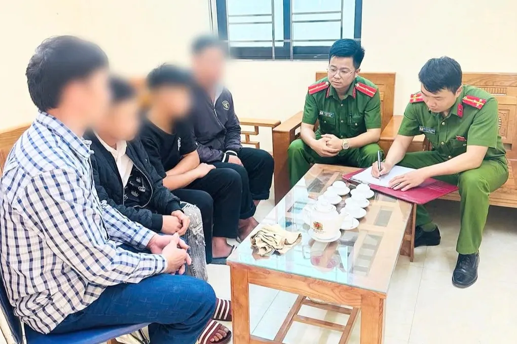 Kịp thời đưa 2 thanh ni&ecirc;n rời nh&agrave; t&igrave;m "việc nhẹ lương cao" trở về an to&agrave;n- Ảnh 1.