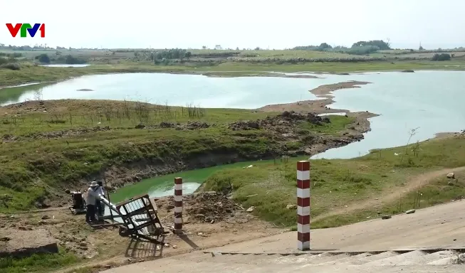 Nông dân chống hạn cứu lúa- Ảnh 1. Nông dân chống hạn cứu lúa- Ảnh 1.