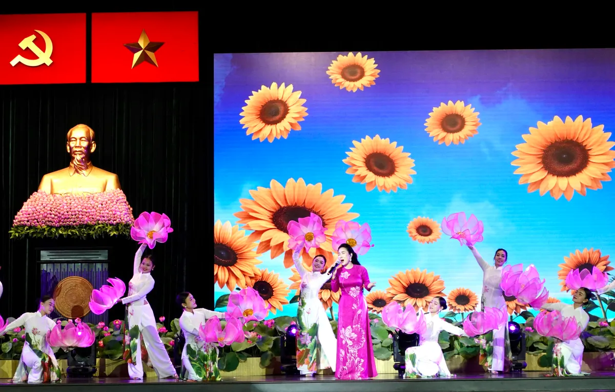 TP Hồ Ch&iacute; Minh đổi mới phong tr&agrave;o thi đua, quyết t&acirc;m tăng trưởng hai con số - Ảnh 7.