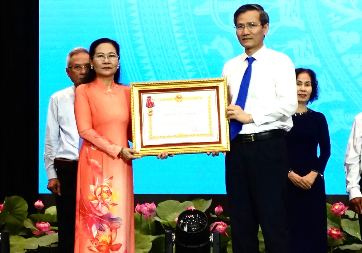 TP Hồ Ch&iacute; Minh đổi mới phong tr&agrave;o thi đua, quyết t&acirc;m tăng trưởng hai con số - Ảnh 2.