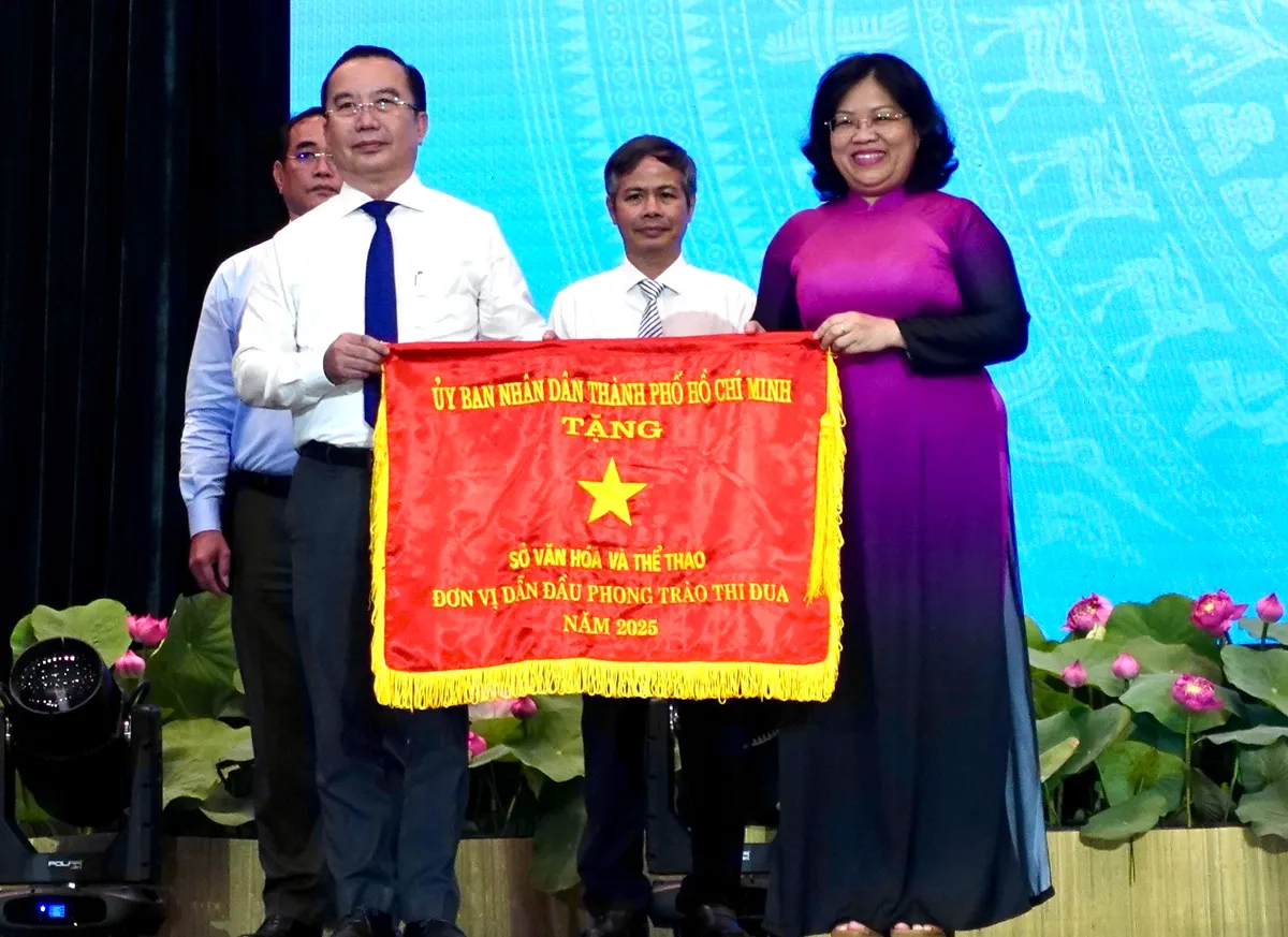 TP Hồ Ch&iacute; Minh đổi mới phong tr&agrave;o thi đua, quyết t&acirc;m tăng trưởng hai con số - Ảnh 4.