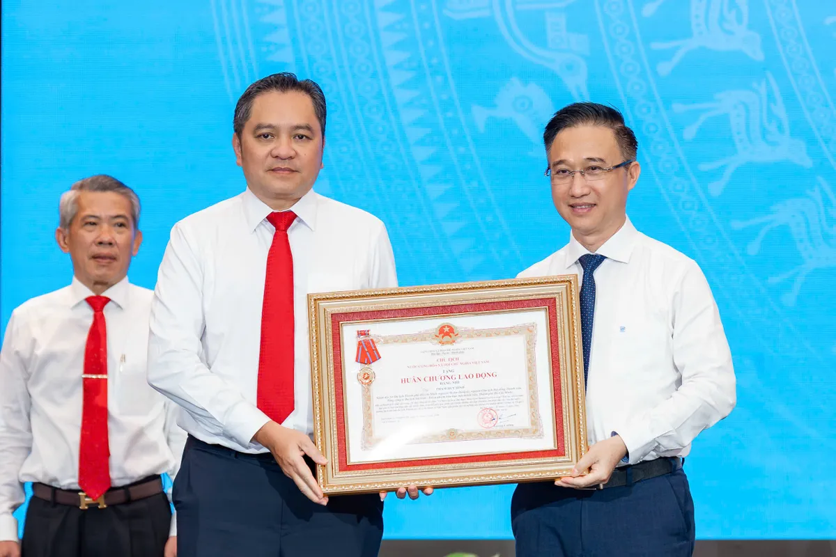 TP Hồ Ch&iacute; Minh đổi mới phong tr&agrave;o thi đua, quyết t&acirc;m tăng trưởng hai con số - Ảnh 3.