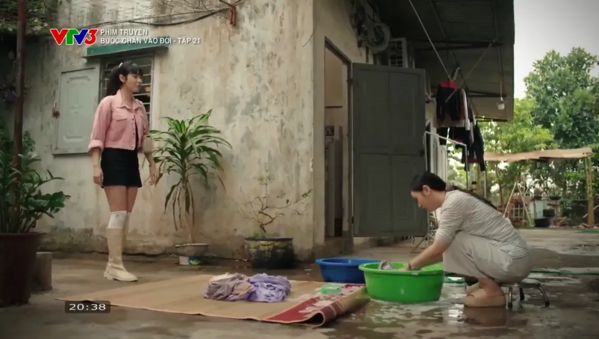 Bước ch&acirc;n v&agrave;o đời - Tập 21: Chị em Thương v&agrave; b&agrave; Dung lại l&agrave; 'oan gia ng&otilde; hẹp' - Ảnh 15.