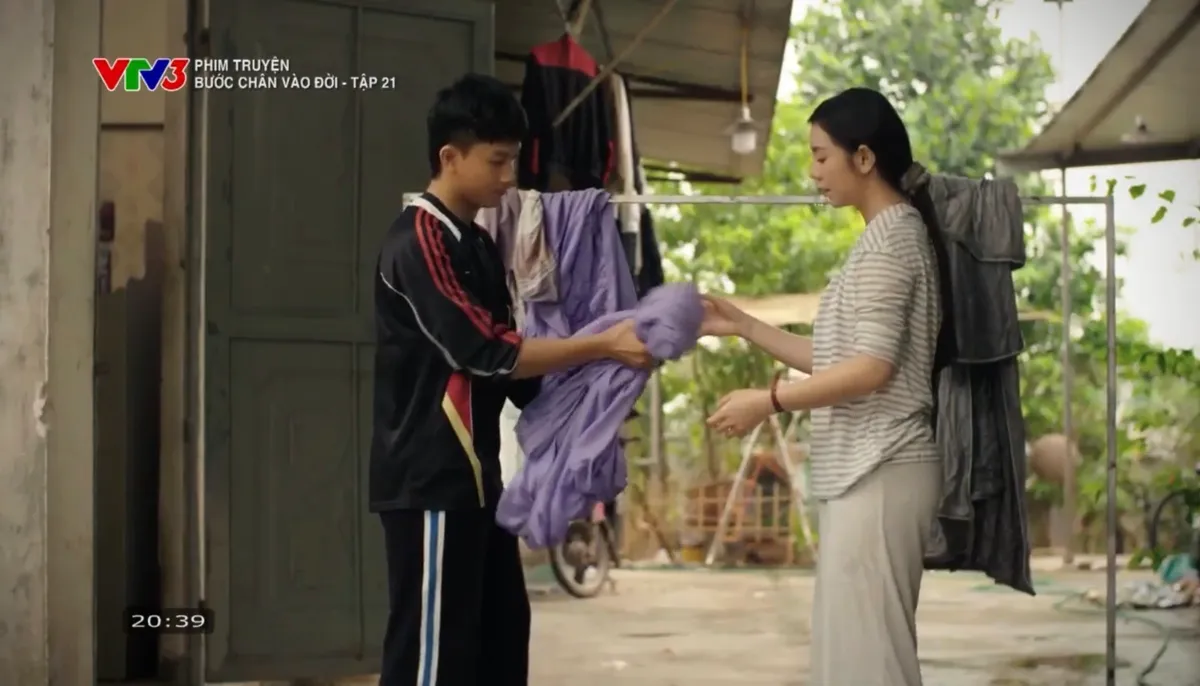 Bước ch&acirc;n v&agrave;o đời - Tập 21: Chị em Thương v&agrave; b&agrave; Dung lại l&agrave; 'oan gia ng&otilde; hẹp' - Ảnh 16.