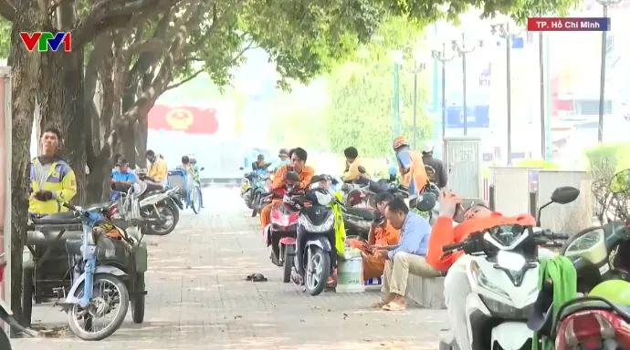 Nắng n&oacute;ng gay gắt, lao động ngo&agrave;i trời chật vật mưu sinh- Ảnh 1.