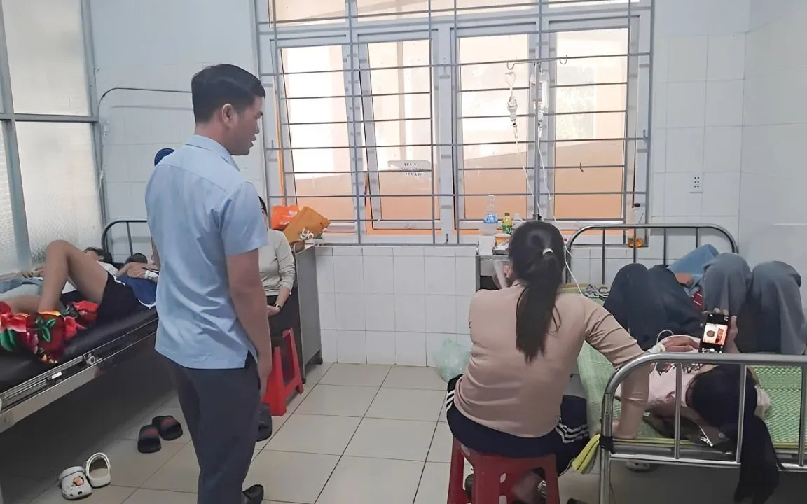 Các bệnh nhân nhập viện sau khi ăn bánh mì. Ảnh: Sở Y tế Đắk Lắk