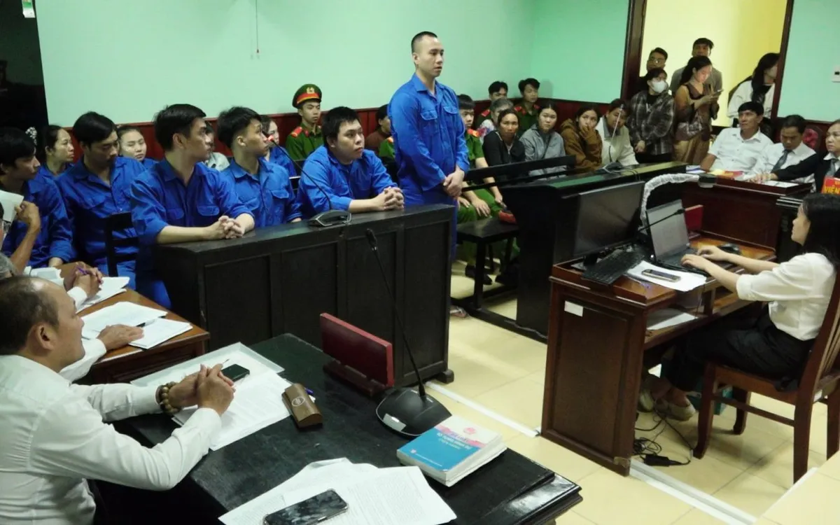 Phiên tòa thu hút sự quan tâm theo dõi của nhiều người vì tính chất côn đồ của các đối tượng