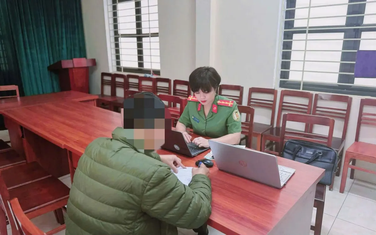 Cơ quan Công an làm việc với người vi phạm.