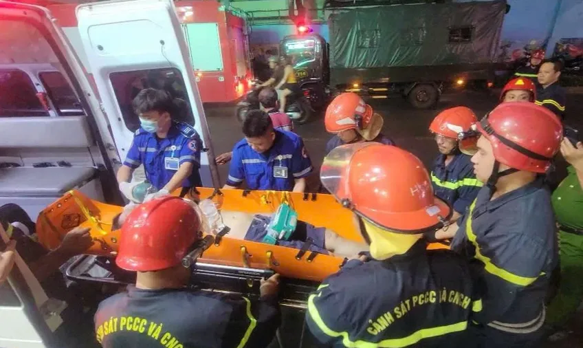 Cứu cụ &ocirc;ng 70 tuổi h&ocirc;n m&ecirc;, kẹt trong căn nh&agrave; c&oacute; cầu thang nhỏ hẹp - Ảnh 2.