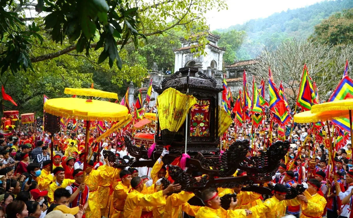 Du kh&aacute;ch th&iacute;ch th&uacute; chi&ecirc;m ngưỡng trống đồng Ngọc Lũ khổng lồ tại lễ hội đền B&agrave; Triệu- Ảnh 1.