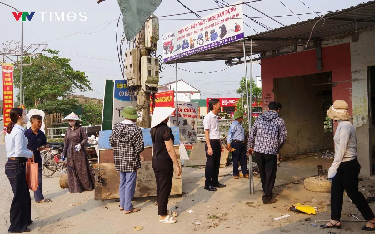 Người dân tự nguyện tháo dỡ ki-ốt sau nhiều năm kinh doanh trên kênh 12/9. Ảnh Ngọc Quân.