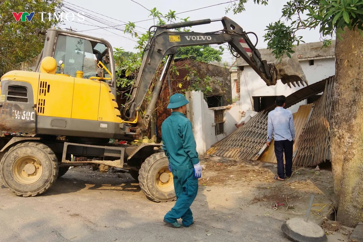 Nghệ An: Tuy&ecirc;n truyền, vận động h&agrave;ng loạt ki-ốt tự nguyện th&aacute;o dỡ tr&ecirc;n l&ograve;ng k&ecirc;nh h&agrave;ng chục năm qua - Ảnh 1.