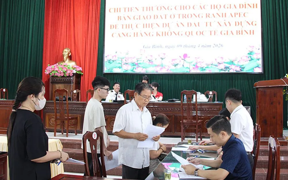 Người dân xã Gia Bình tỉnh Bắc Ninh làm thủ tục nhận tiền thưởng.