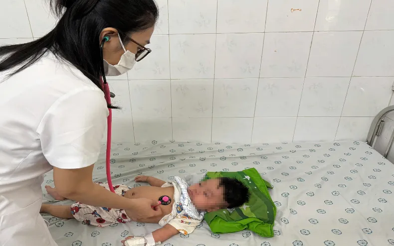 Bác sĩ thăm khám trẻ mắc sởi. Ảnh: BVCC