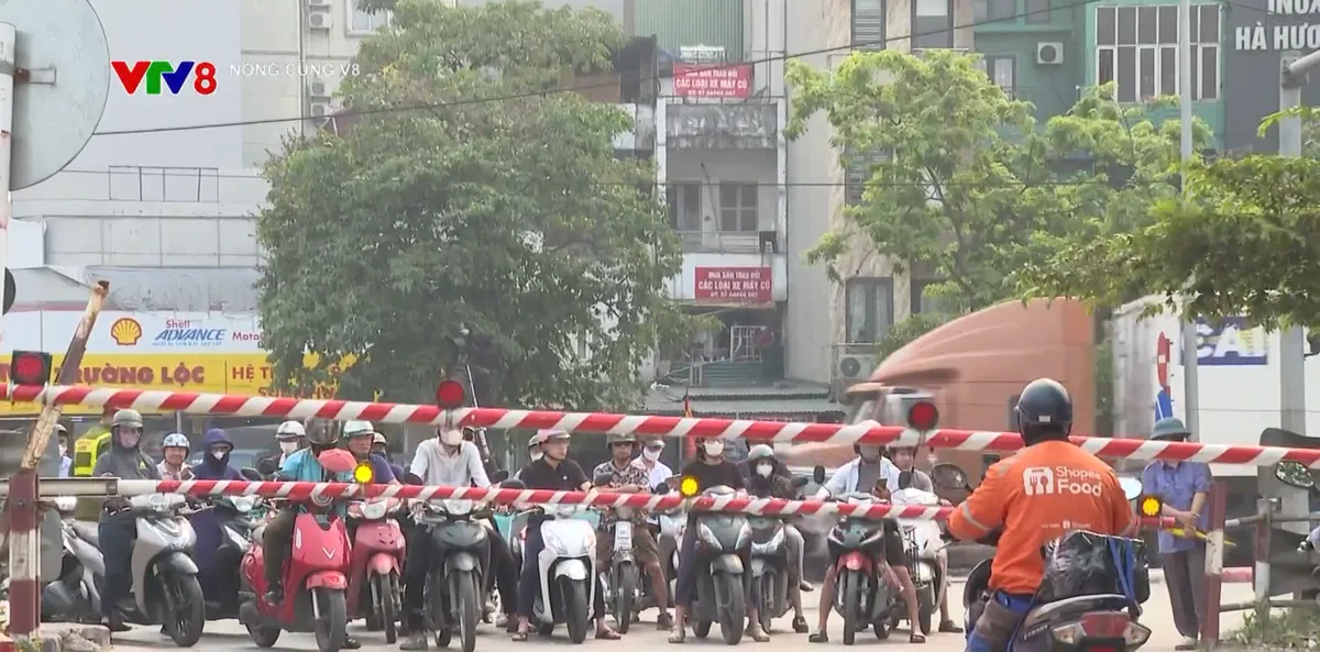 Xử l&yacute; nghi&ecirc;m h&agrave;nh vi vượt r&agrave;o chắn đường sắt- Ảnh 1.