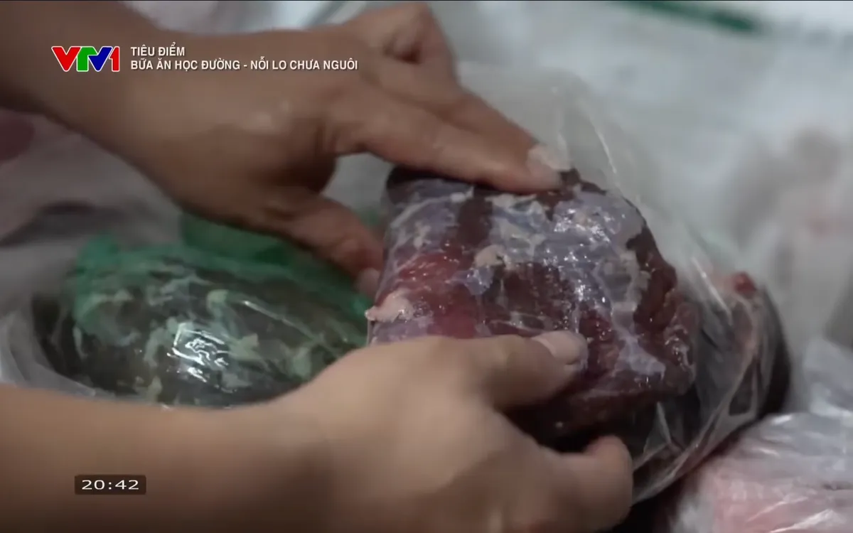 Ảnh chụp màn hình từ Tiêu điểm "Bữa ăn học đường: Nỗi lo chưa nguôi", VTV1, 20h30 ngày 6/4/2026.