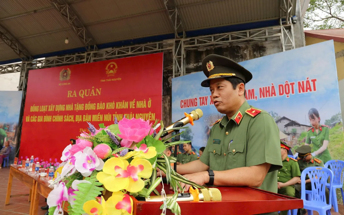 Thiếu tướng Nguyễn Hồng Nguyên, Phó Chánh Văn phòng Bộ Công an phát biểu tại buổi lễ.