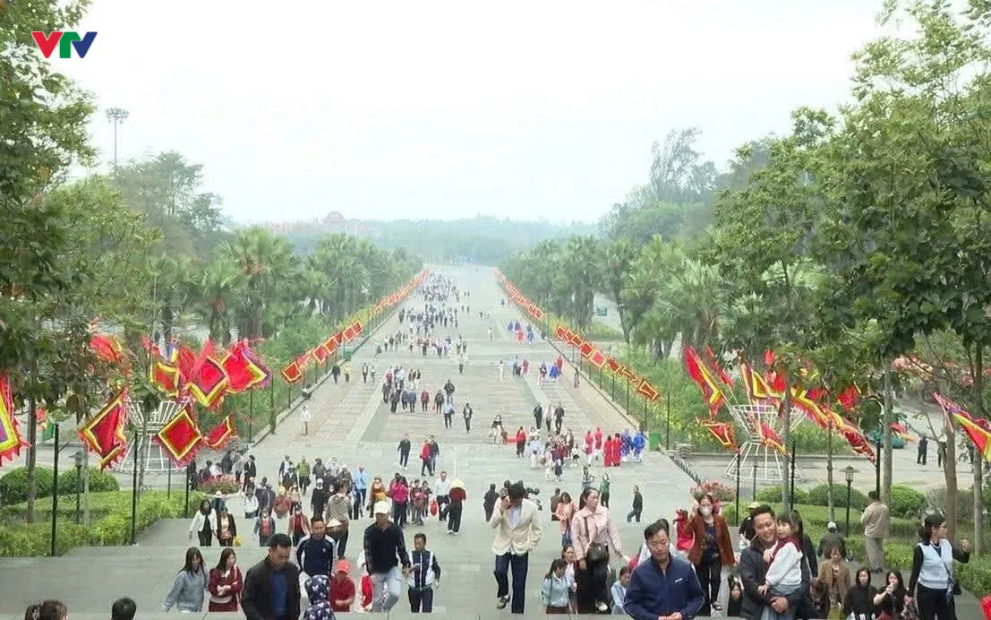 Người dân về dâng hương tại Khu Di tích Lịch sử Đền Hùng trước thềm lễ hội 