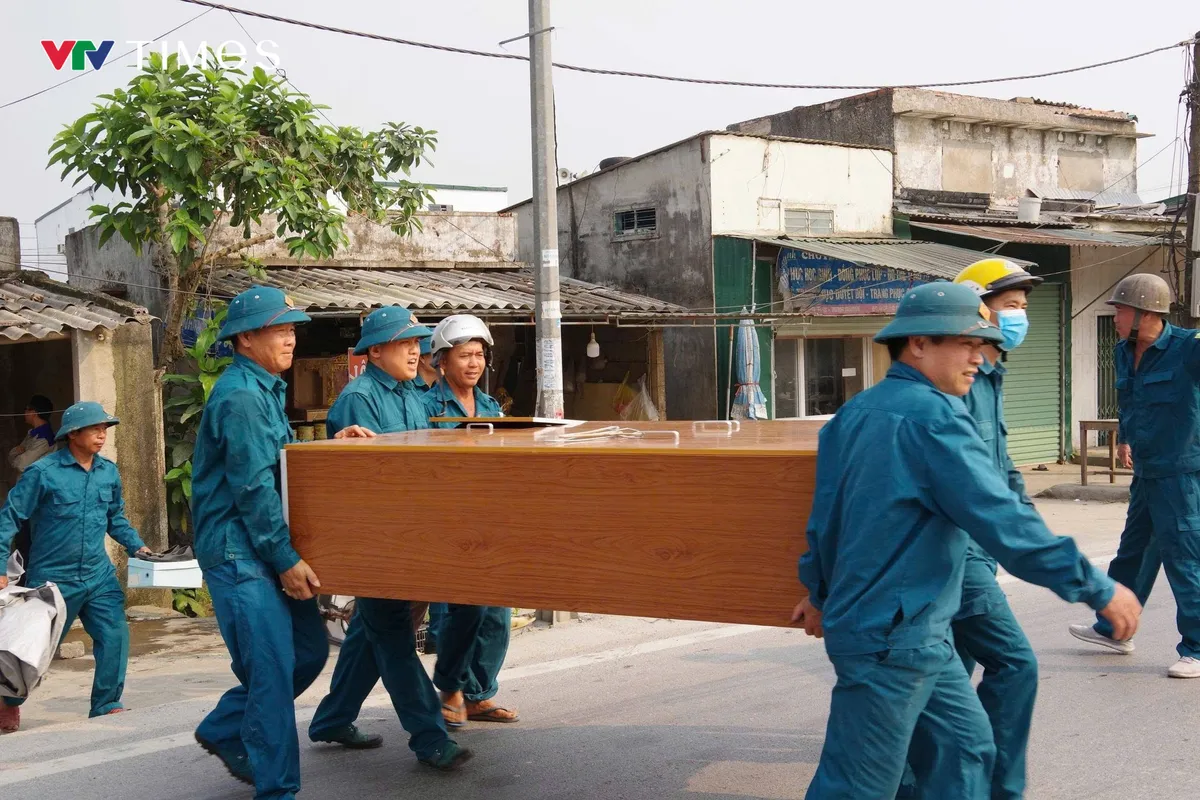 Nghệ An: Tuy&ecirc;n truyền, vận động h&agrave;ng loạt ki-ốt tự nguyện th&aacute;o dỡ tr&ecirc;n l&ograve;ng k&ecirc;nh h&agrave;ng chục năm qua - Ảnh 2.