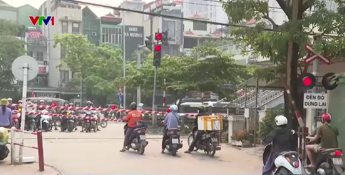 Xử l&yacute; nghi&ecirc;m h&agrave;nh vi vượt r&agrave;o chắn đường sắt v&agrave; tăng mạnh mức xử phạt vi phạm - Ảnh 1.