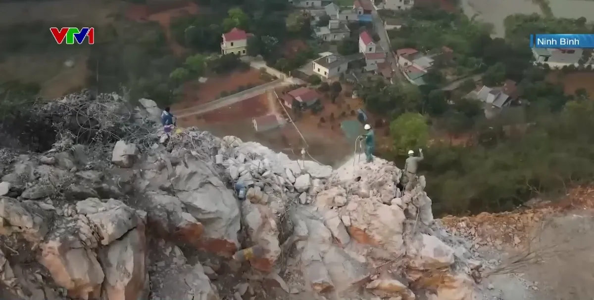 Ninh Bình: Hiểm họa đá lăn từ mỏ đá Gia Huệ, người dân sống trong bất an - Ảnh 1.