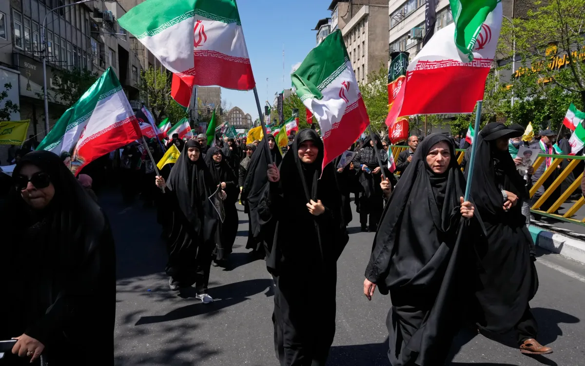 Người ủng hộ chính phủ Iran tụ tập tại Tehran, Iran, ngày 9/4/2026. (Ảnh: AP)