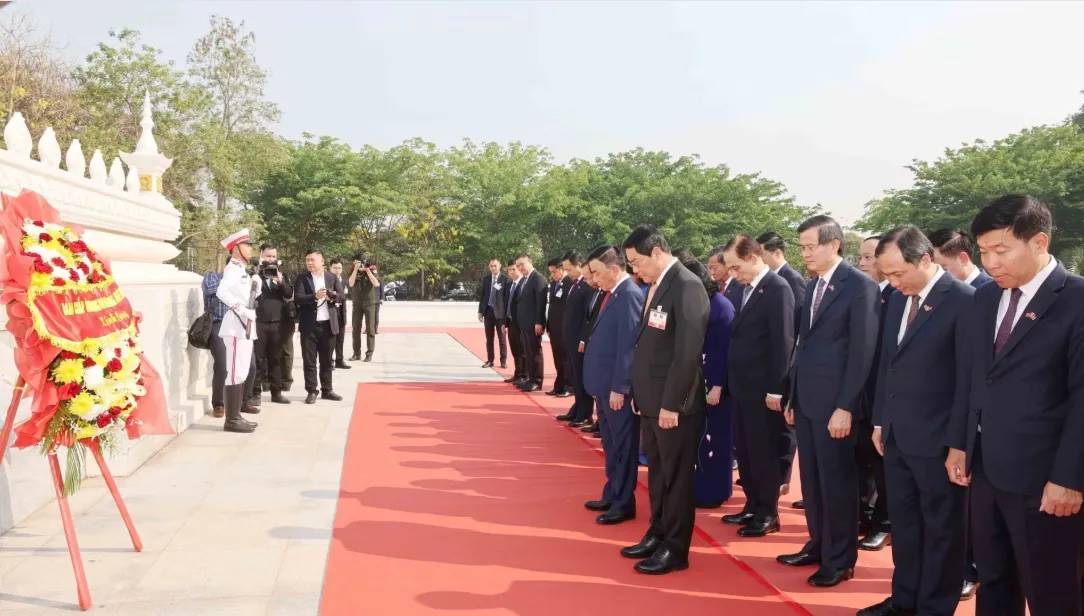 Thường trực Ban B&iacute; thư gặp gỡ c&aacute;n bộ Đại sứ qu&aacute;n v&agrave; cộng đồng người Việt tại L&agrave;o - Ảnh 2.