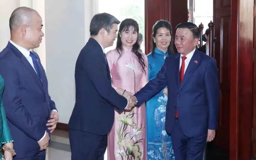 Thường trực Ban B&iacute; thư gặp gỡ c&aacute;n bộ Đại sứ qu&aacute;n v&agrave; cộng đồng người Việt tại L&agrave;o - Ảnh 3.